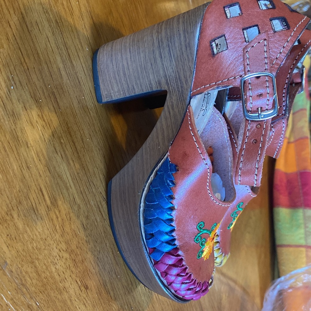 Beautiful platform shoe(4”heel) Size:USA: 6/Mex:23. Handmade in Mex.